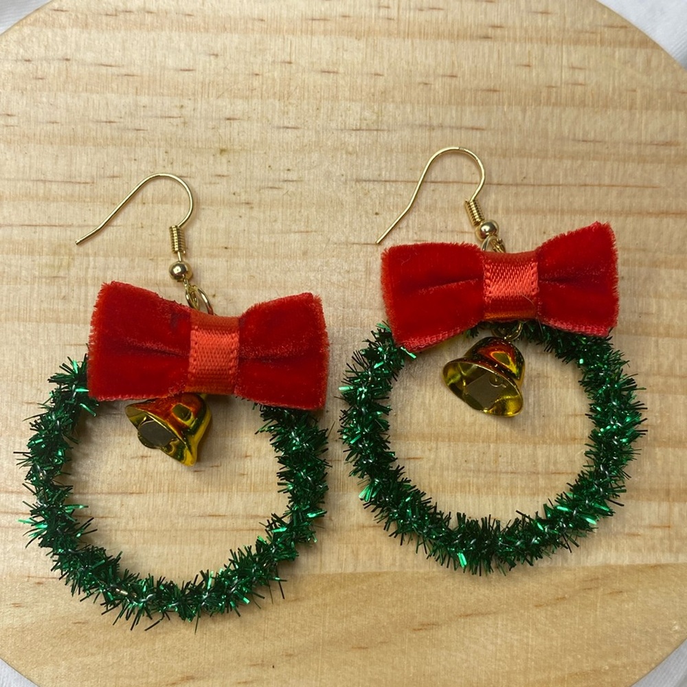 Christmas Wreath Dangle Drop Earrings w/ Bows & Bell Green Festive Holiday 1.5in